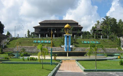  ayo terbang ke Utara cusss ke Kalimantan yeyay  Istana – Istana Kerajaan di Indonesia yang Masih Ada di Pulau Borneo